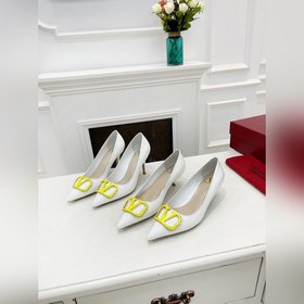 Valentino. Обувь Valentino с большой V-образной застежкой Серия т