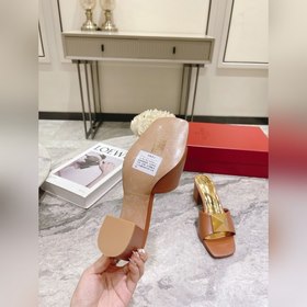Новая весенняя коллекция Valentino： пирамидальные туфли с крупным