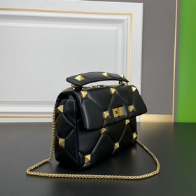 Valentino Garavani Roman Stud, сумка из кожи нап с цепочкой и кру