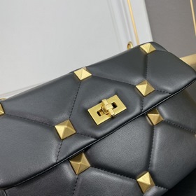 Valentino Garavani Roman Stud, сумка из кожи нап с цепочкой и кру
