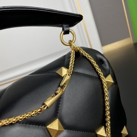 Valentino Garavani Roman Stud, сумка из кожи нап с цепочкой и кру