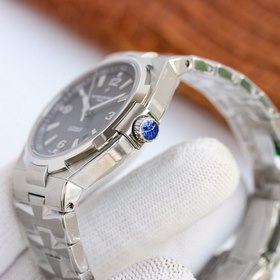 Часы Vacheron Constantin Overseas Циферблат： логотип виде креста,