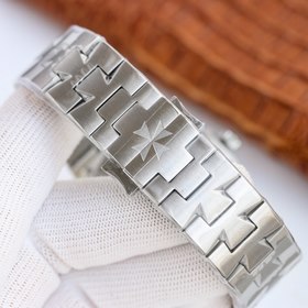 Часы Vacheron Constantin Overseas Циферблат： логотип виде креста,