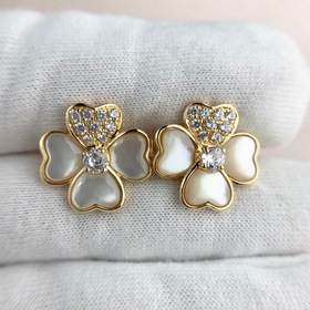 Van Cleef & Arpels Sweet Alhambra серьги с четырехлистным мот
