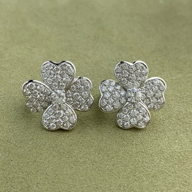 Van Cleef & Arpels Sweet Alhambra серьги с бриллиантами в фор