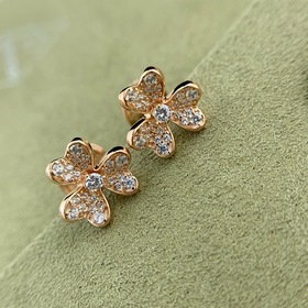 Van Cleef & Arpels Sweet Alhambra серьги с бриллиантами в фор