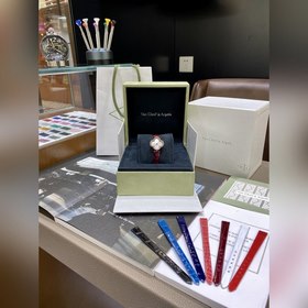 VCA Van Cleef &amp; Arpels Четырехлистный крокодиловый кожаный ре
