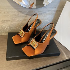 Versace Versace Versace  Новинка ранней весны： туфли на высоком