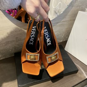 Versace Versace Versace  Новинка ранней весны： туфли на высоком
