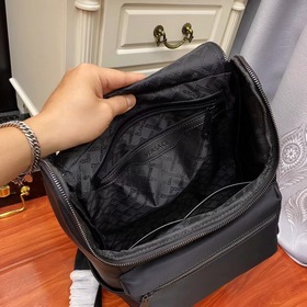 Рюкзак Versace Модель： 0T126-1 Рюкзак Snake Dumeisha представляет