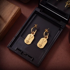 Серьги Versace Необычный дизайн, полный индивидуальности, которы