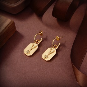 Серьги Versace Необычный дизайн, полный индивидуальности, которы