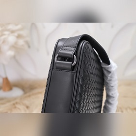BV - новейшая модель мужской сумки через плечо Изготовлена из кож