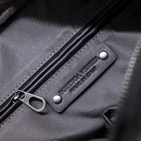 BV - новейшая модель мужской сумки через плечо Изготовлена из кож