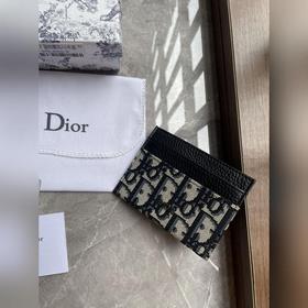 Длинный и компактный кардхолдер Dior Oblique удобен для хранения 