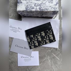 Длинный и компактный кардхолдер Dior Oblique удобен для хранения 