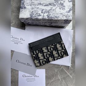 Длинный и компактный кардхолдер Dior Oblique удобен для хранения 