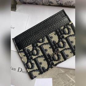 Длинный и компактный кардхолдер Dior Oblique удобен для хранения 
