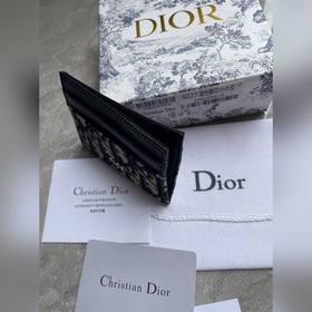 Длинный и компактный кардхолдер Dior Oblique удобен для хранения 