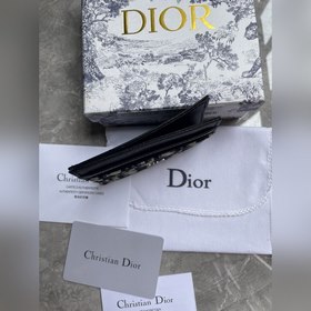 Длинный и компактный кардхолдер Dior Oblique удобен для хранения 
