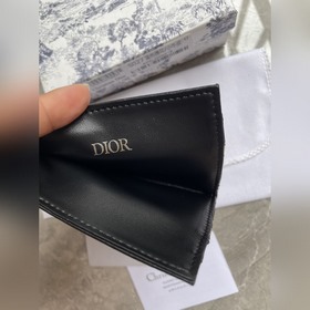 Длинный и компактный кардхолдер Dior Oblique удобен для хранения 