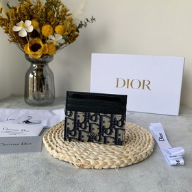 Тонкий и компактный кардхолдер Dior Oblique удобен для хранения к