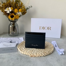 Тонкий и компактный кардхолдер Dior Oblique удобен для хранения к