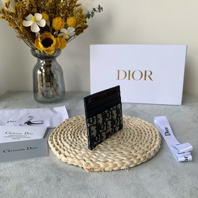 Тонкий и компактный кардхолдер Dior Oblique удобен для хранения к