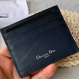 Тонкий и компактный кардхолдер Dior Oblique удобен для хранения к