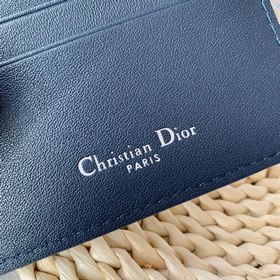 Тонкий и компактный кардхолдер Dior Oblique удобен для хранения к