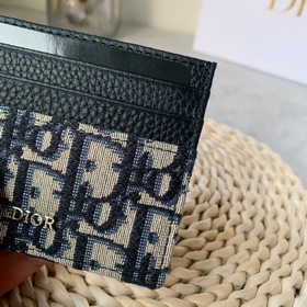 Тонкий и компактный кардхолдер Dior Oblique удобен для хранения к
