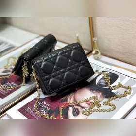 Lady Dior Nano клатч Клатч Dior Nano — это элегантный и модный ак