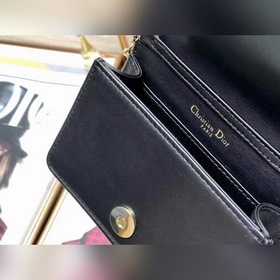 Lady Dior Nano клатч Клатч Dior Nano — это элегантный и модный ак