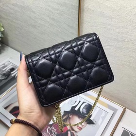 Lady Dior Nano клатч Клатч Dior Nano — это элегантный и модный ак