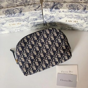 DIOR клатч Артикул： S5416CTZQ_M928 Эта косметичка украшена знаков