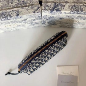 DIOR клатч Артикул： S5416CTZQ_M928 Эта косметичка украшена знаков