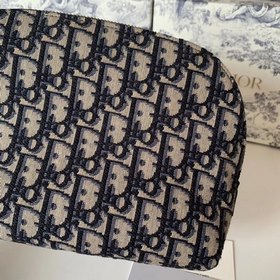 DIOR клатч Артикул： S5416CTZQ_M928 Эта косметичка украшена знаков