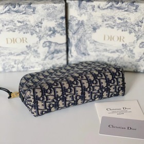 DIOR клатч Артикул： S5416CTZQ_M928 Эта косметичка украшена знаков