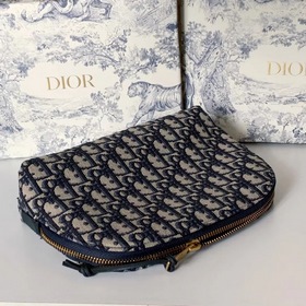DIOR клатч Артикул： S5416CTZQ_M928 Эта косметичка украшена знаков