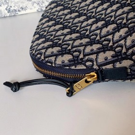 DIOR клатч Артикул： S5416CTZQ_M928 Эта косметичка украшена знаков