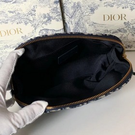 DIOR клатч Артикул： S5416CTZQ_M928 Эта косметичка украшена знаков