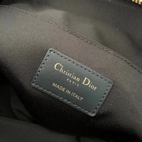DIOR клатч Артикул： S5416CTZQ_M928 Эта косметичка украшена знаков