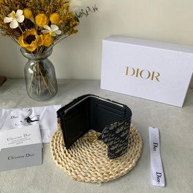 Кожаный кошелек Dior с тремя складками логотипом виде седла, моде
