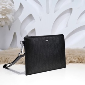 Dior - Сумка-клатч Модель 388-H03E Изготовлена из кожи с изящным 