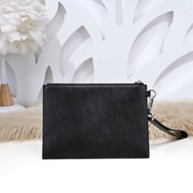 Dior - Сумка-клатч Модель 388-H03E Изготовлена из кожи с изящным 