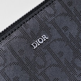 Dior - Сумка-клатч Модель 388-H03E Изготовлена из кожи с изящным 