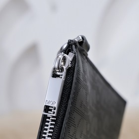 Dior - Сумка-клатч Модель 388-H03E Изготовлена из кожи с изящным 