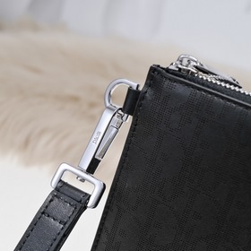 Dior - Сумка-клатч Модель 388-H03E Изготовлена из кожи с изящным 