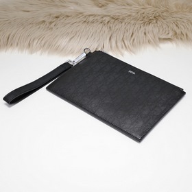 Dior - Сумка-клатч Модель 388-H03E Изготовлена из кожи с изящным 