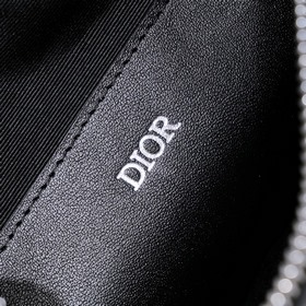 Dior - Сумка-клатч Модель 388-H03E Изготовлена из кожи с изящным 